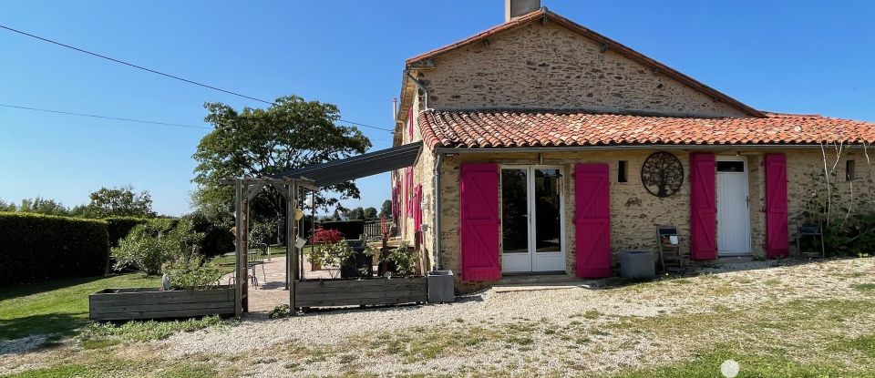 Traditional house 10 rooms of 250 m² in L'Absie (79240)