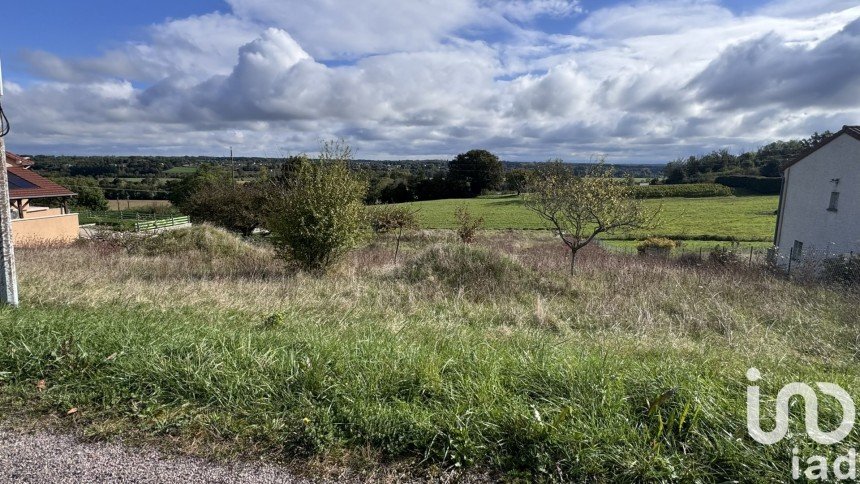 Terrain de 2 562 m² à Le Villars (71700)