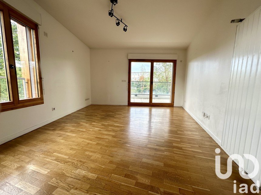 Apartment 3 rooms of 65 m² in Massy (91300)