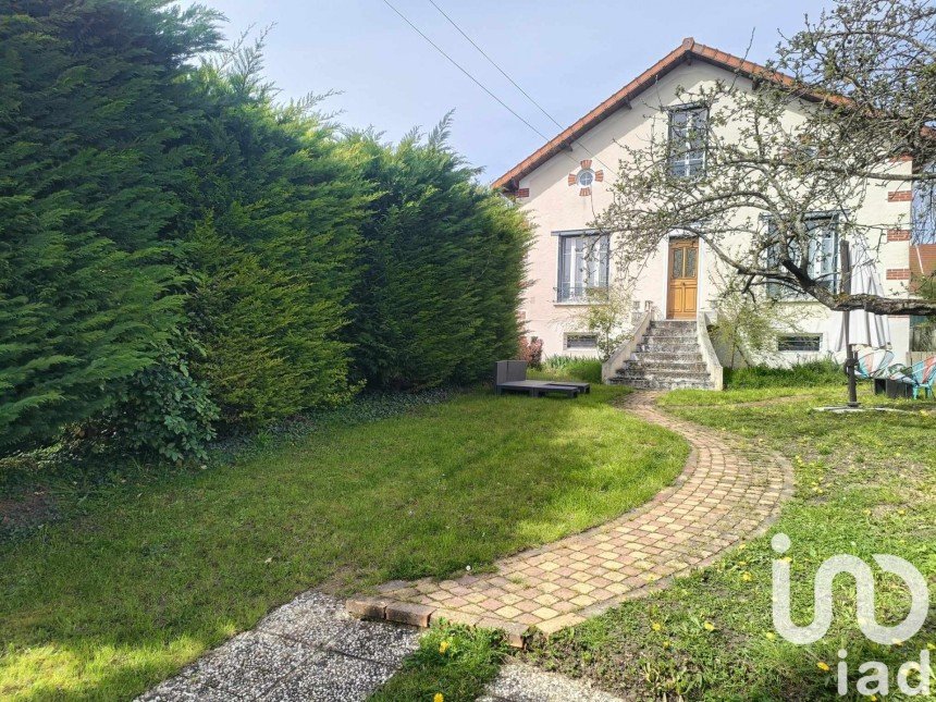 Traditional house 6 rooms of 106 m² in Corbeil-Essonnes (91100)