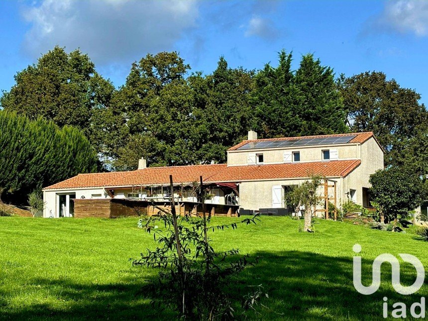 Maison traditionnelle 8 pièces de 221 m² à Vieillevigne (44116)