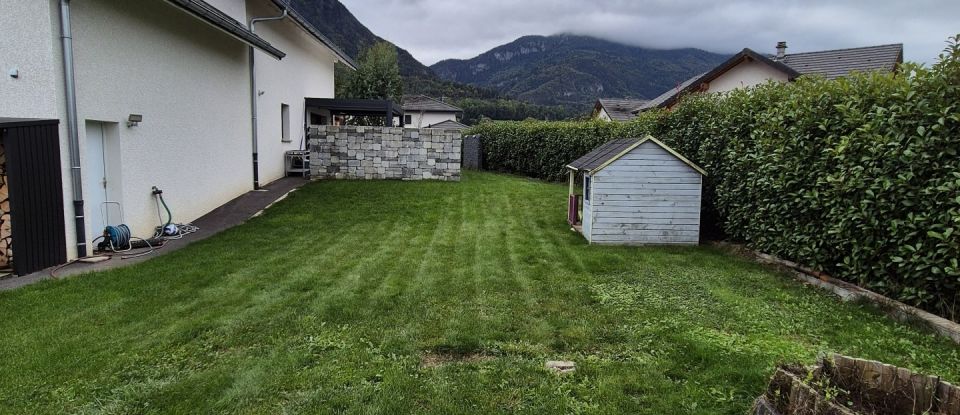 Maison traditionnelle 6 pièces de 160 m² à Saint-Pierre-en-Faucigny (74800)