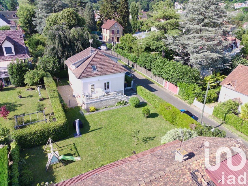 Traditional house 7 rooms of 130 m² in Saint-Rémy-lès-Chevreuse (78470)