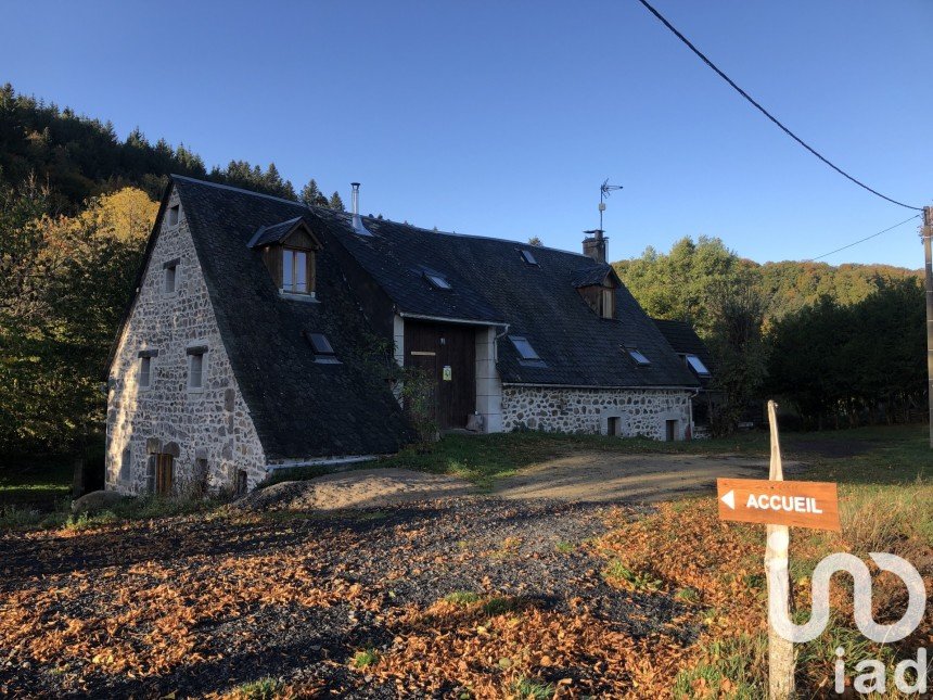 Lodge 15 rooms of 384 m² in Saint-Sauves-d'Auvergne (63950)