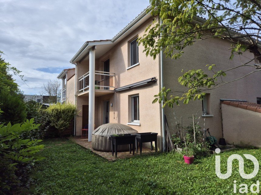 Duplex 3 rooms of 62 m² in Pessac (33600)