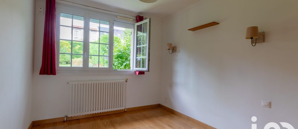 House 6 rooms of 100 m² in Guerville (78930)