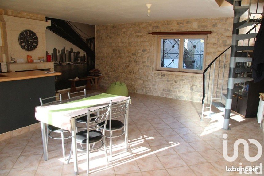 Village house 3 rooms of 68 m² in Sansais (79270)