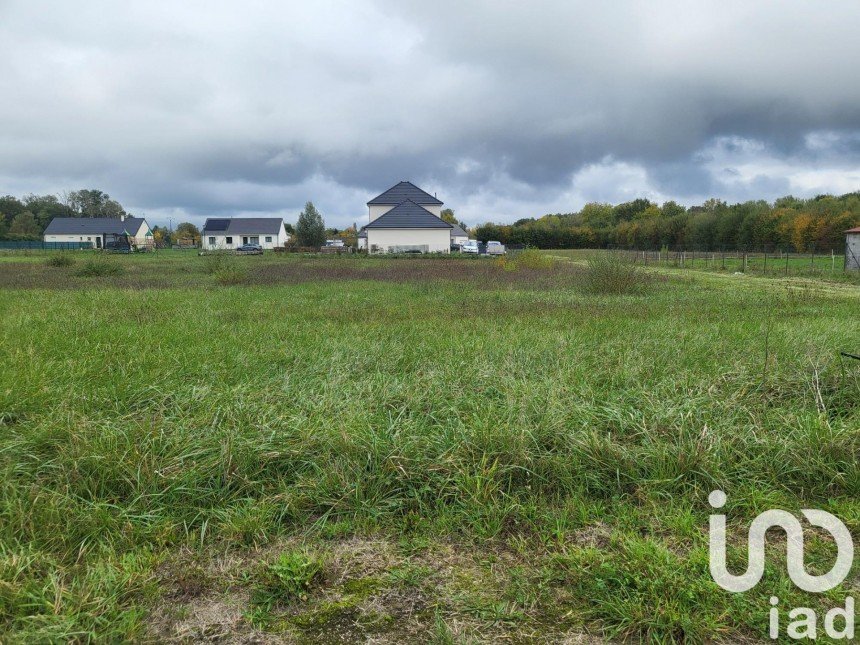 Land of 1,441 m² in La Cour-Marigny (45260)