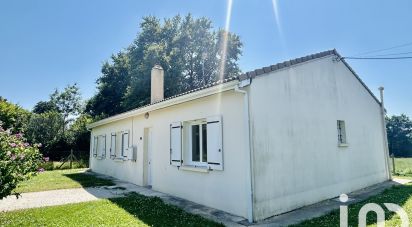 Traditional house 4 rooms of 105 m² in Pouillac (17210)