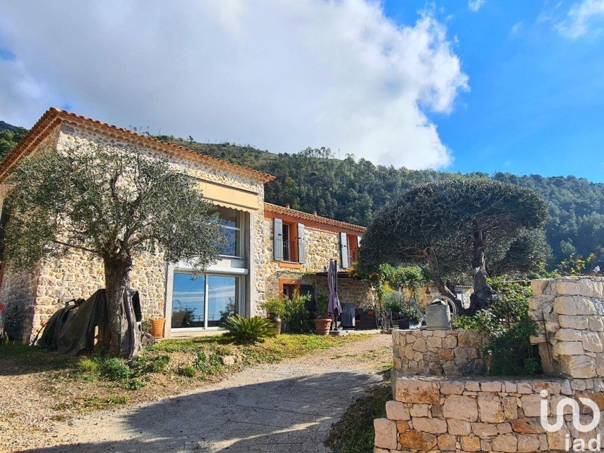 Maison 5 pièces de 206 m² à Castellar (06500)