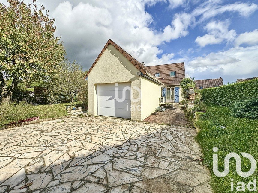 House 6 rooms of 144 m² in Émerainville (77184)