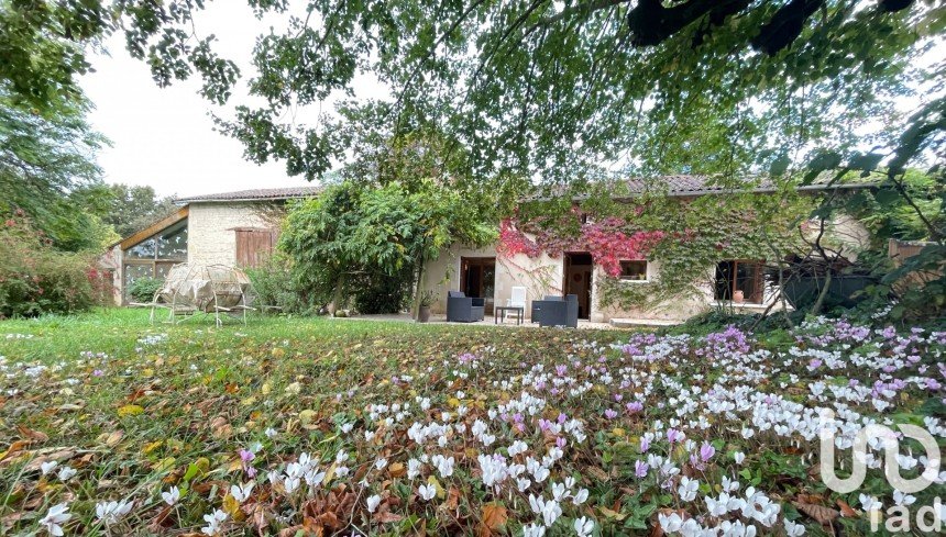 Traditional house 9 rooms of 210 m² in Clussais-la-Pommeraie (79190)