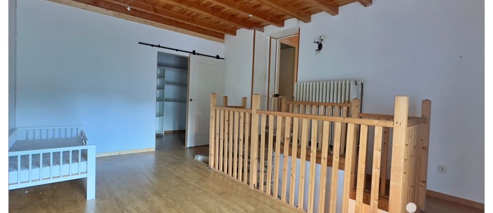 House 5 rooms of 107 m² in Saint-Simon (16120)