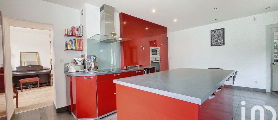 Maison 10 pièces de 230 m² à Besançon (25000)