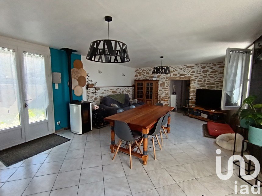 House 7 rooms of 132 m² in DOUÉ EN ANJOU (49700)