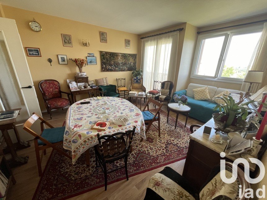 Apartment 3 rooms of 74 m² in Parthenay (79200)