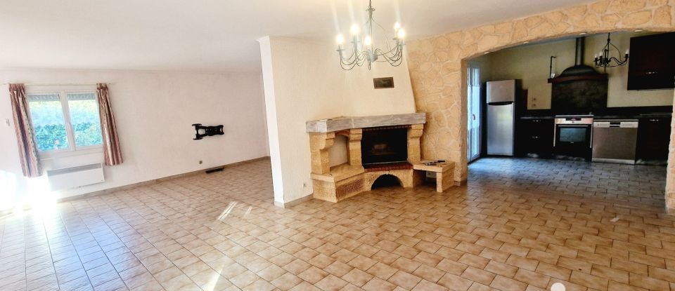 Traditional house 5 rooms of 126 m² in Jonquières-Saint-Vincent (30300)