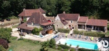 Domaine 12 pièces de 350 m² à - (24620)