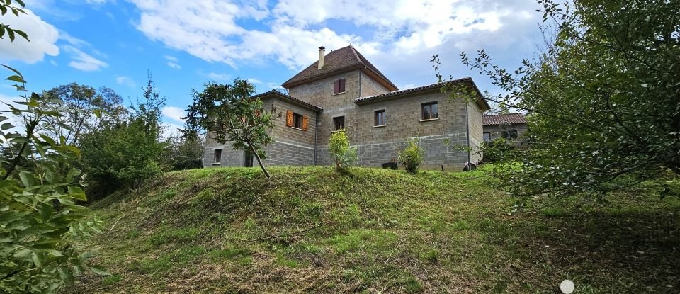 Maison 5 pièces de 120 m² à Saint-Jean-Lespinasse (46400)