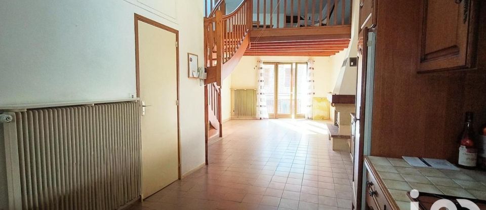 Maison de village 10 pièces de 240 m² à Saint-Genis-l'Argentière (69610)