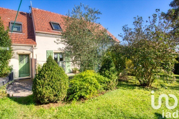 Traditional house 7 rooms of 144 m² in Santeuil (95640)