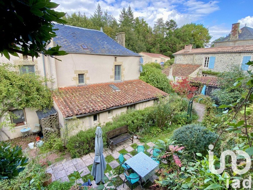 Maison traditionnelle 5 pièces de 140 m² à Vouvant (85120)