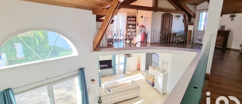 Maison traditionnelle 8 pièces de 245 m² à Châteauneuf (42800)