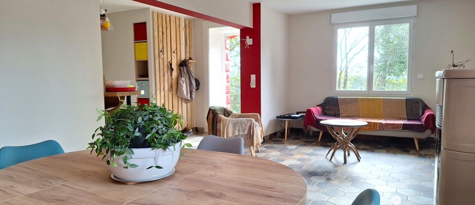 House 5 rooms of 122 m² in Saint-Illide (15310)