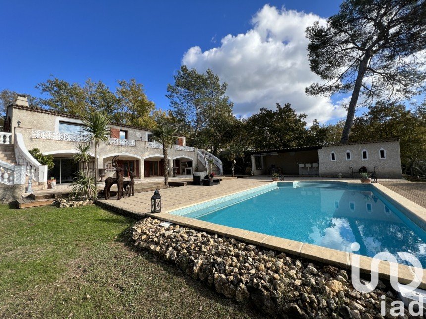 House 8 rooms of 243 m² in Saint-Paul-en-Forêt (83440)