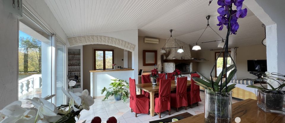 House 8 rooms of 243 m² in Saint-Paul-en-Forêt (83440)