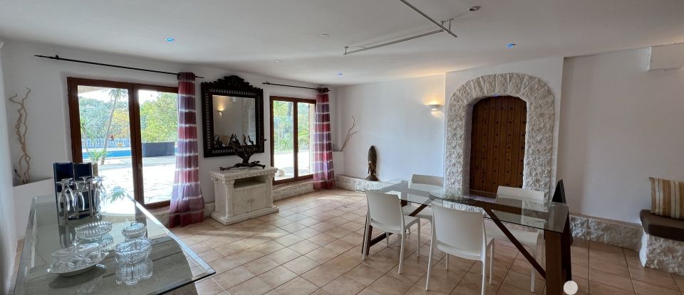 House 8 rooms of 243 m² in Saint-Paul-en-Forêt (83440)