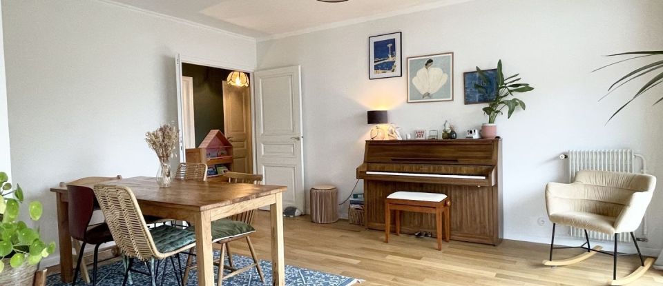 Appartement 3 pièces de 81 m² à Paris (75011)