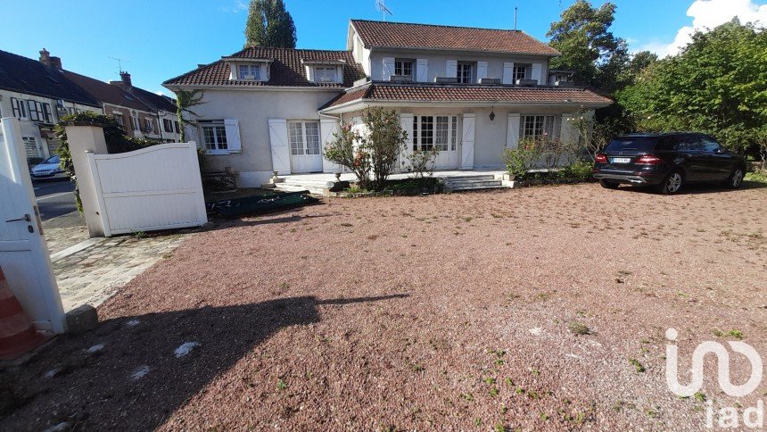 House 10 rooms of 190 m² in Saint-Vrain (91770)