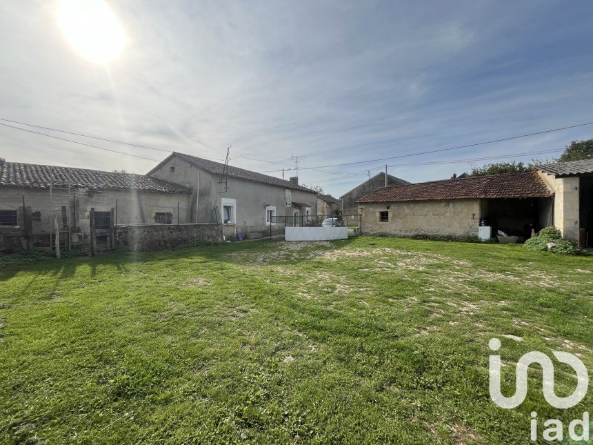 Ferme 4 pièces de 88 m² à Saint-Savin (86310)