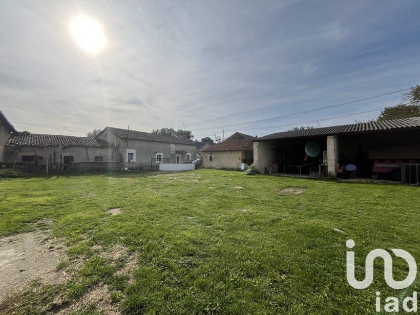 Ferme 4 pièces de 88 m² à Saint-Savin (86310)