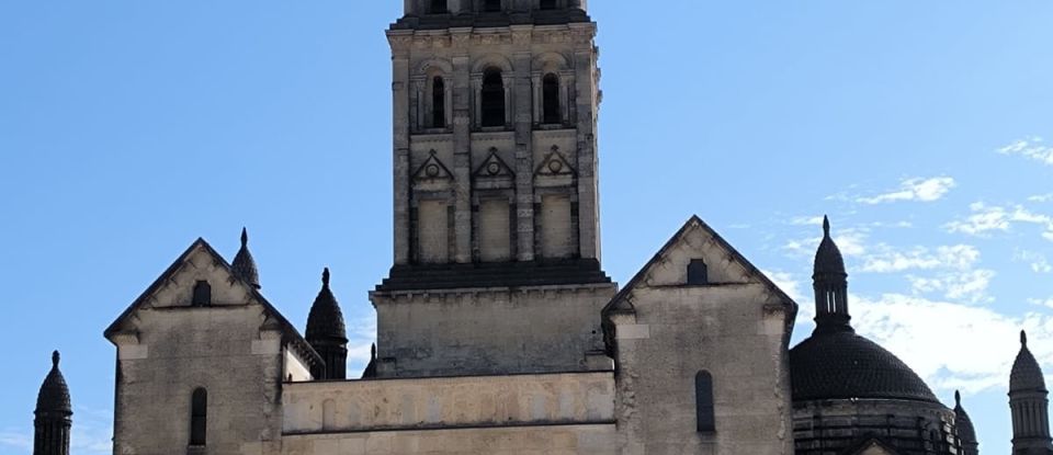 Building in Périgueux (24000) of 627 m²