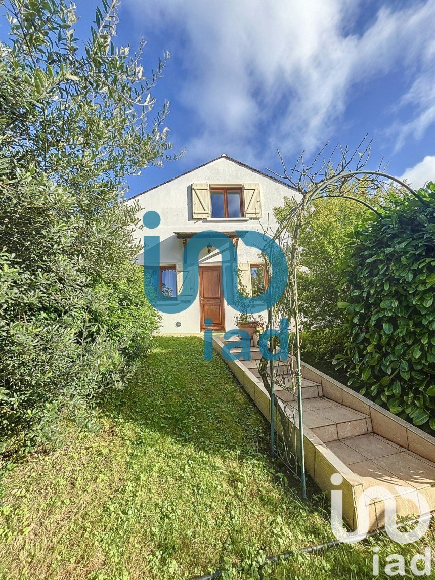 Maison traditionnelle 4 pièces de 110 m² à Savigny-le-Temple (77176)