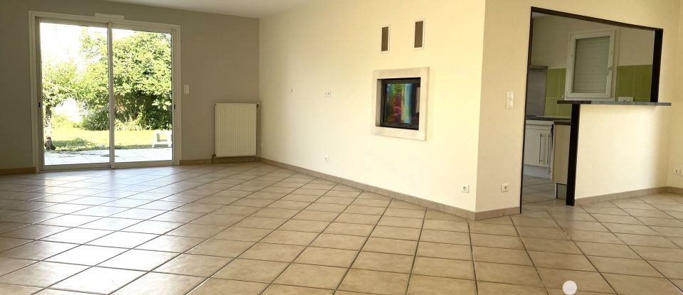 House 5 rooms of 120 m² in Aiffres (79230)