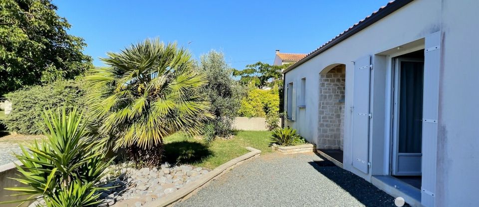 House 5 rooms of 100 m² in Saint-Froult (17780)