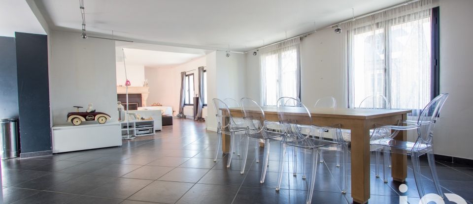 Appartement 7 pièces de 220 m² à Jouy-en-Josas (78350)