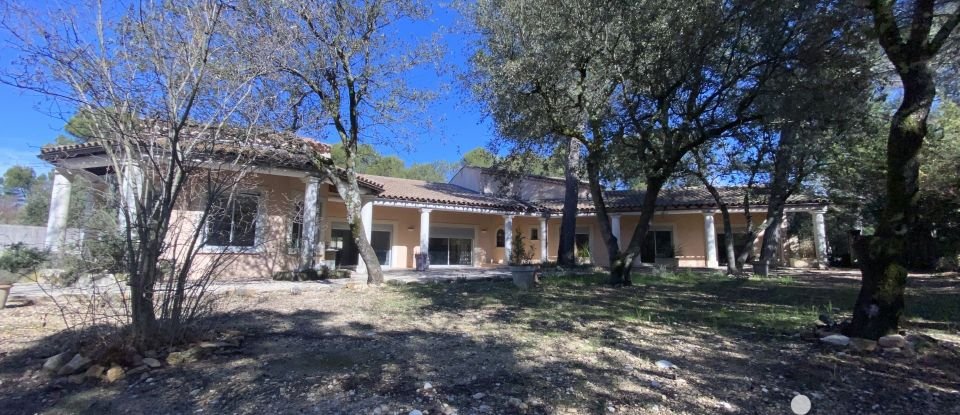 Maison traditionnelle 7 pièces de 255 m² à Pernes-les-Fontaines (84210)