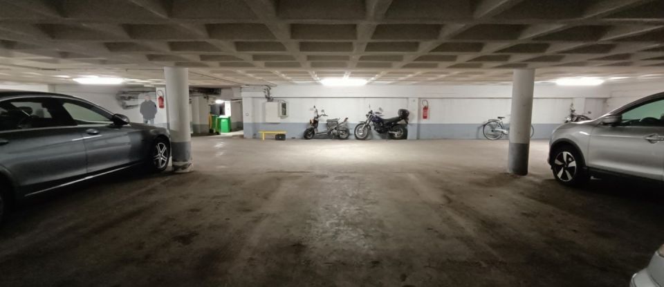 Parking of 10 m² in Paris (75020)