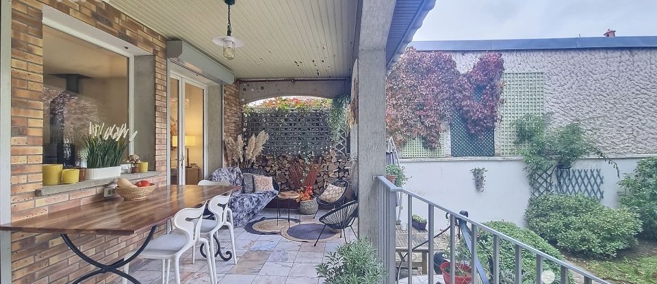 Maison traditionnelle 8 pièces de 237 m² à Saint-Maur-des-Fossés (94210)