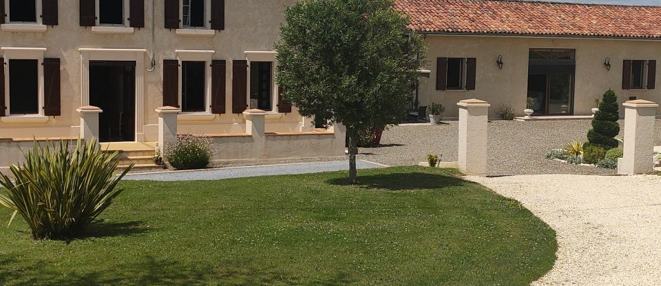 Domaine 255 pièces de 413 m² à Bourrouillan (32370)