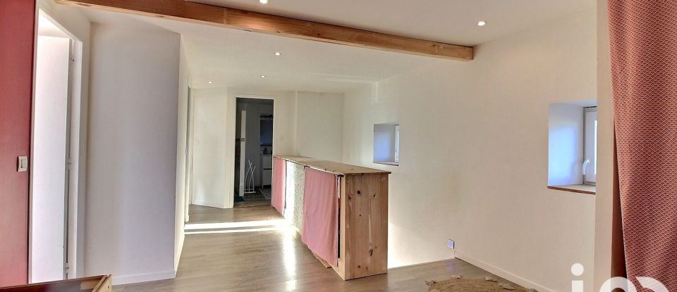 Maison de campagne 7 pièces de 184 m² à Charensat (63640)