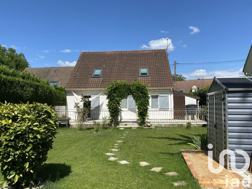 Traditional house 5 rooms of 108 m² in Quincy-Voisins (77860)