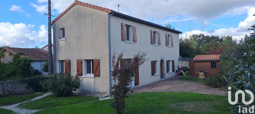 Maison traditionnelle 4 pièces de 130 m² à Saint-Germain-de-Longue-Chaume (79200)