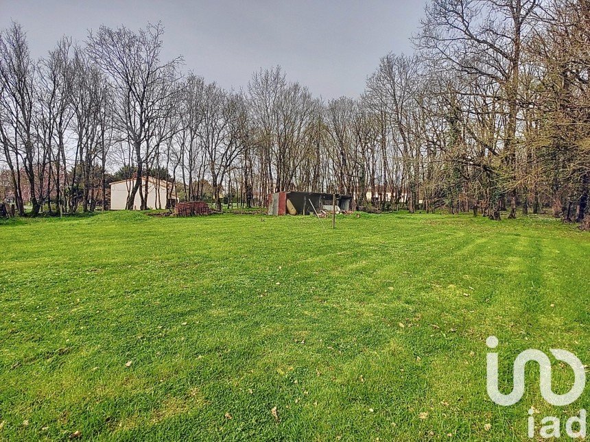 Land of 2,326 m² in Marigny-Chemereau (86370)