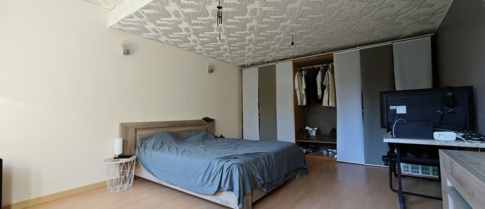 Maison 7 pièces de 209 m² à Trélon (59132)