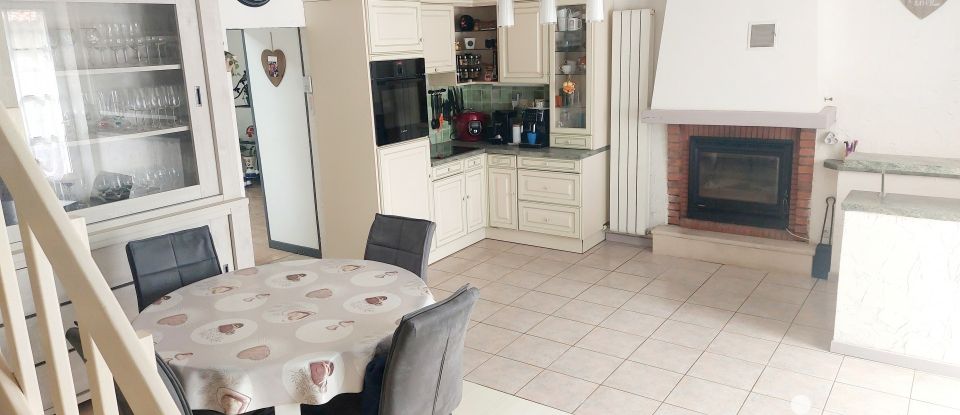 Village house 5 rooms of 107 m² in Château-Guibert (85320)